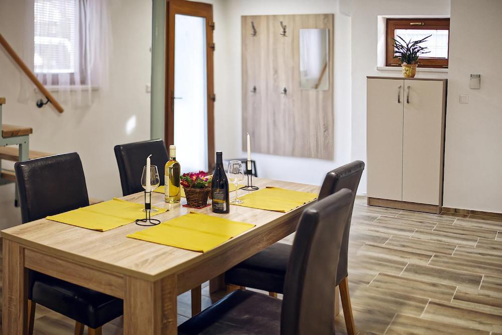 Nice Accommodation In Mikulov Exterior foto